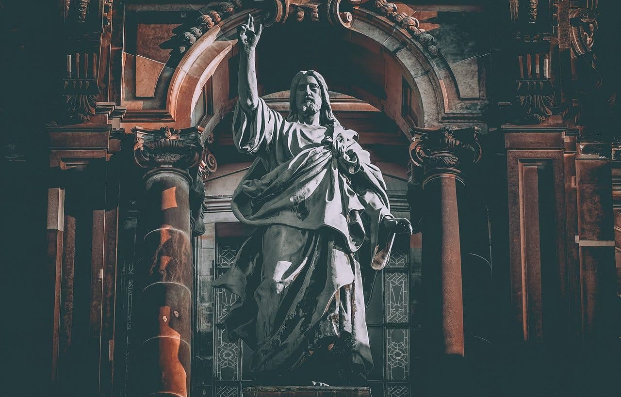 Estatua de Jesucristo en una catedral