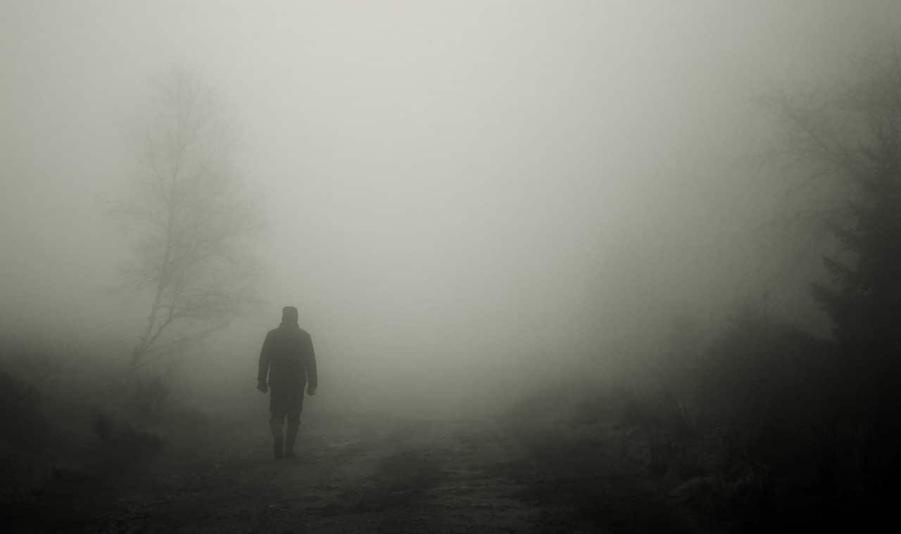 Persona caminando en la neblina espesa