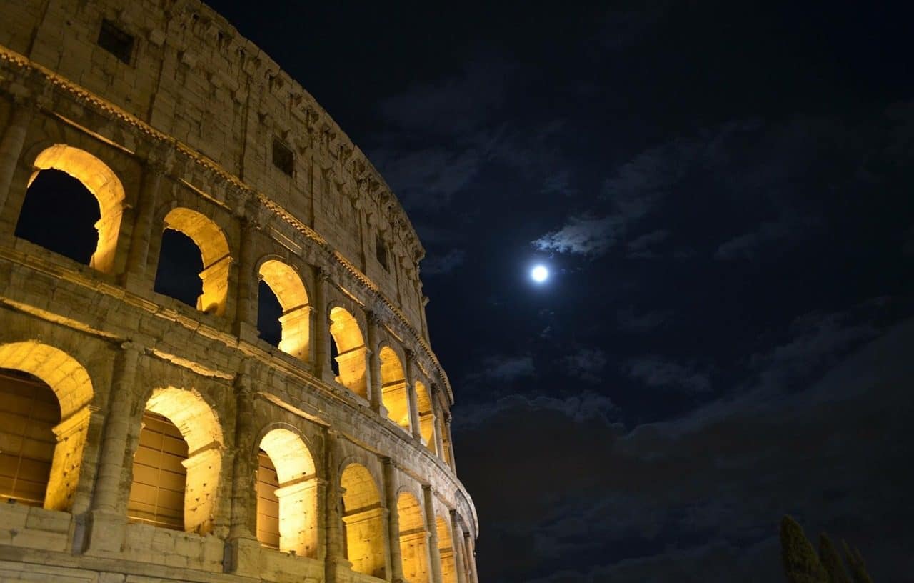 Foto nocturna del Coliseo Romano