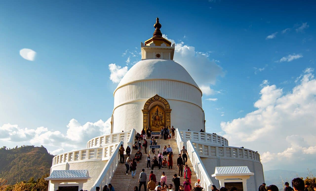 Santuario, templo, gente subiendo las escaleras