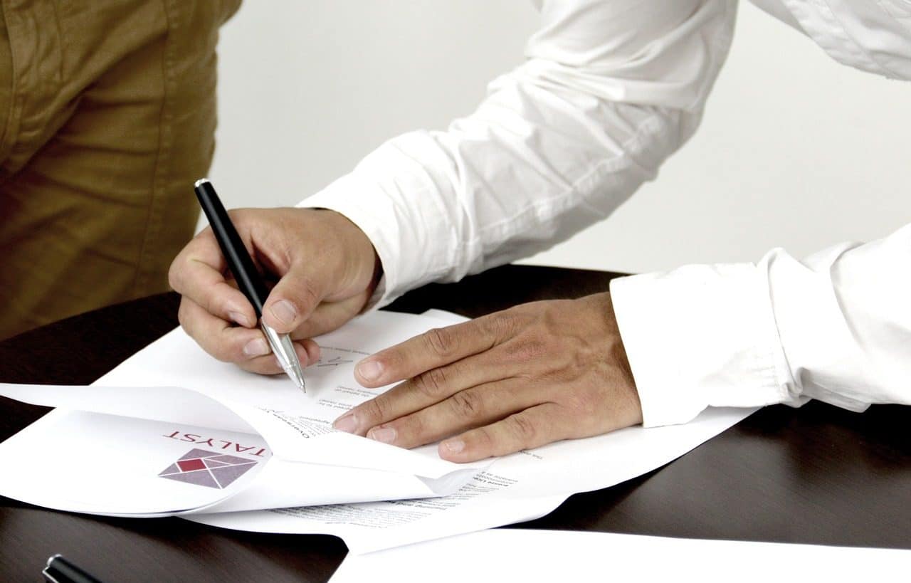 Hombre firmando un documento legal