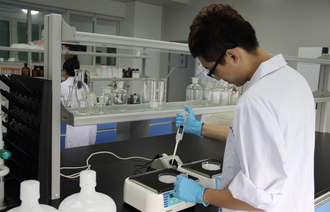 Científicos en un laboratorio haciendo experimentos