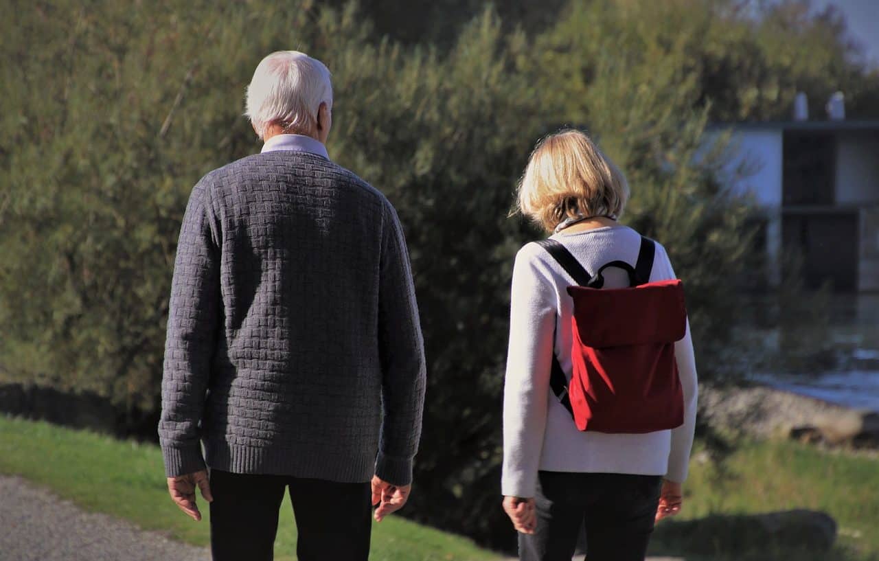 Hombre y mujer mayores caminando en un parque