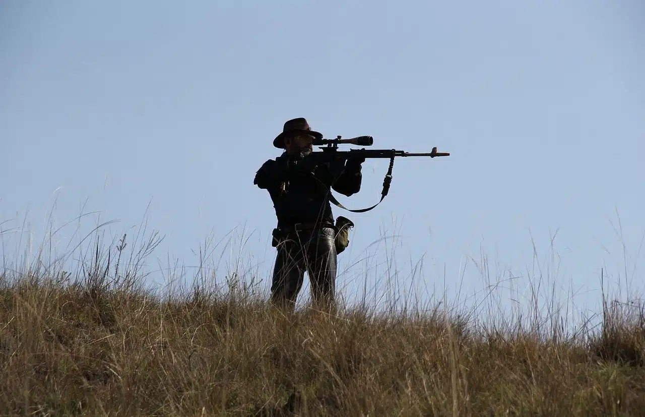 Cazador apuntando su rifle