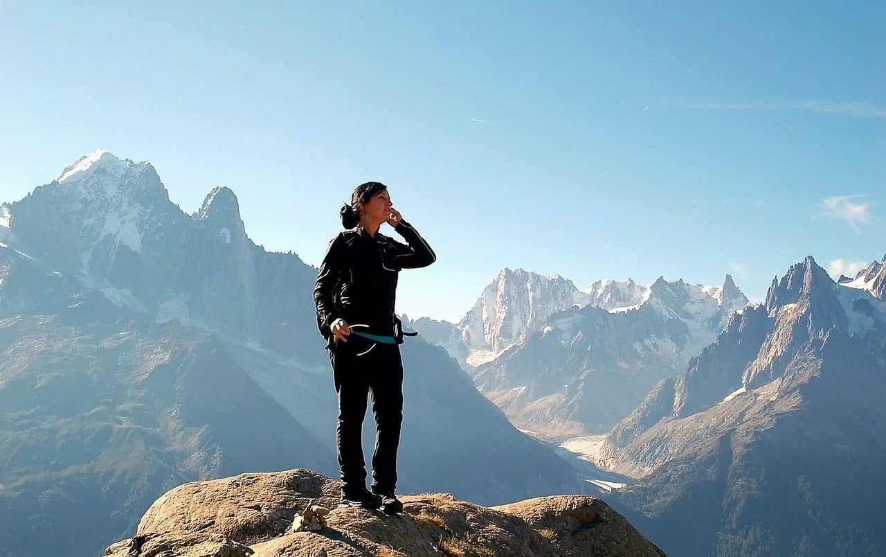 Mujer en la cima de una montaña