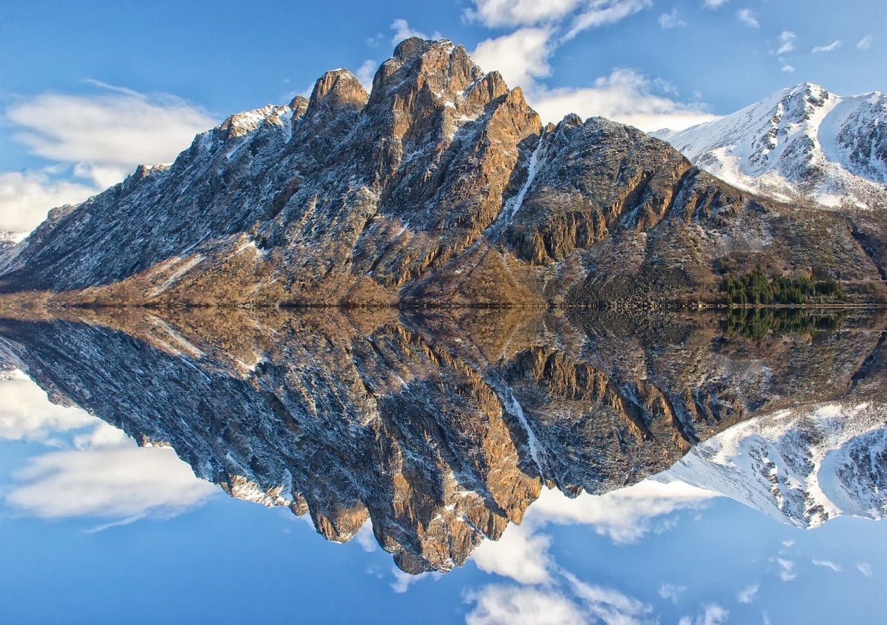 Paisaje montañoso reflejado en un lago