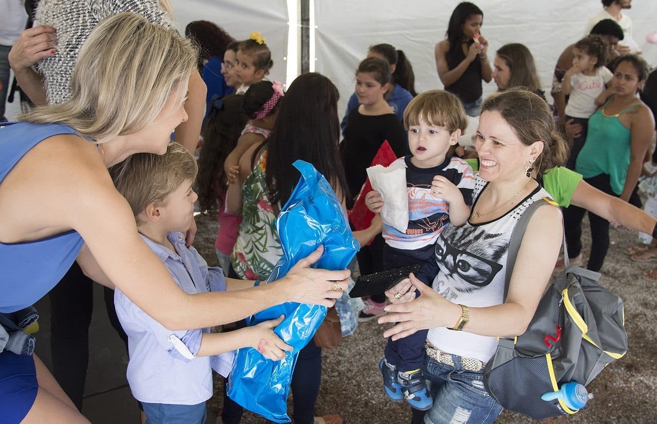 Mujeres y niños en tienda de ayuda humanitaria