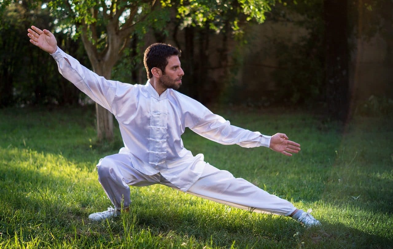 Hombre practicando relajación en la naturaleza