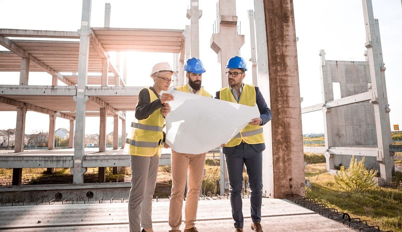 Tres personas trabajando en una obra de construcción