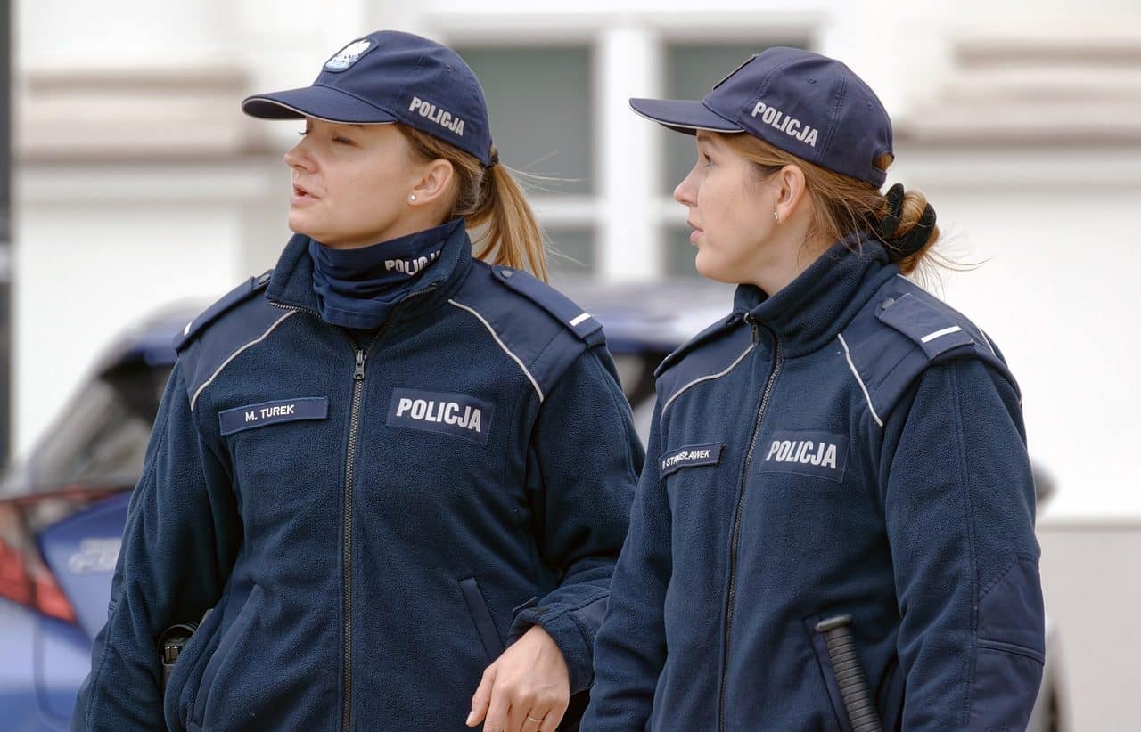 Dos mujeres policías