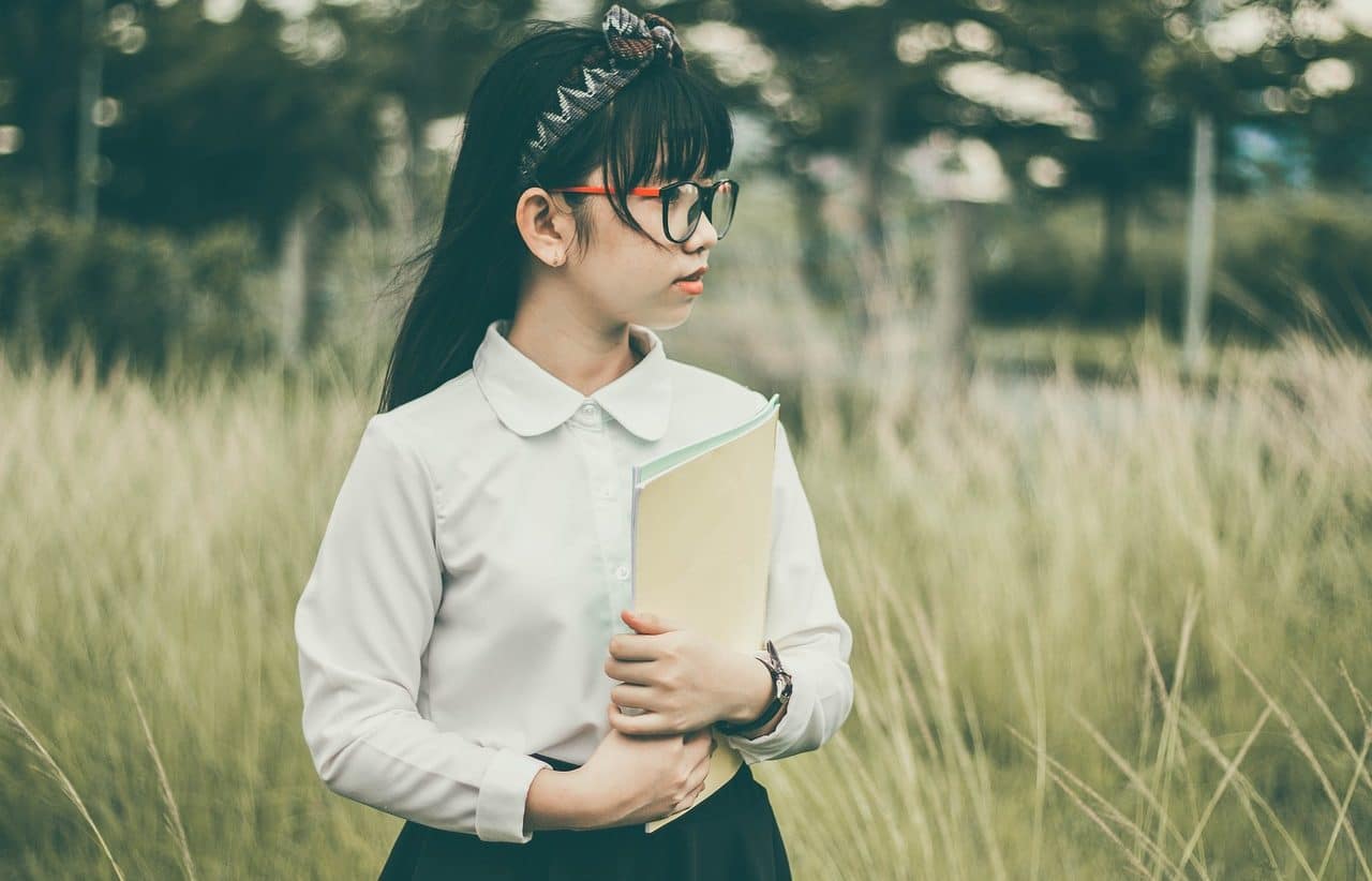 Niña oriental con uniforme escolar