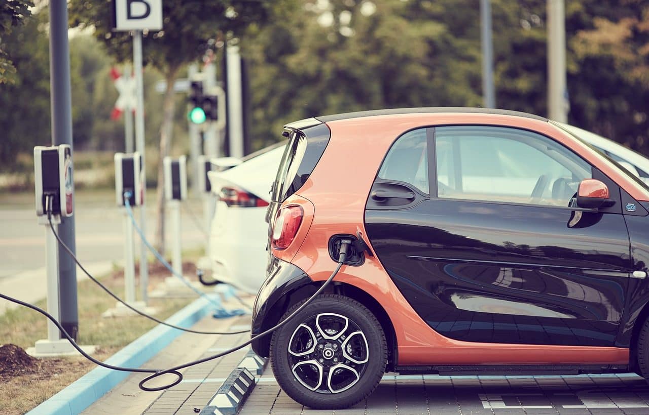 Vehículo eléctrico en plena carga de su batería