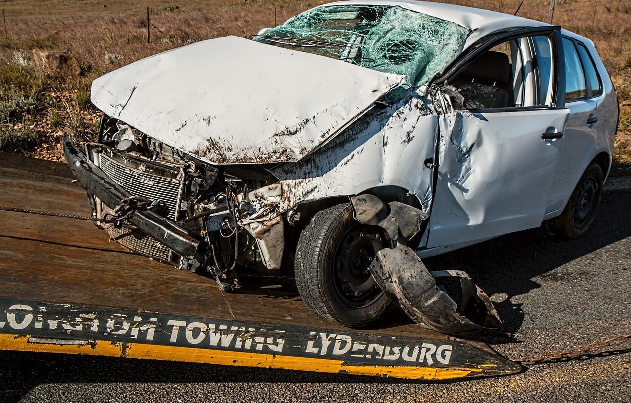 Coche destruido tras accidente