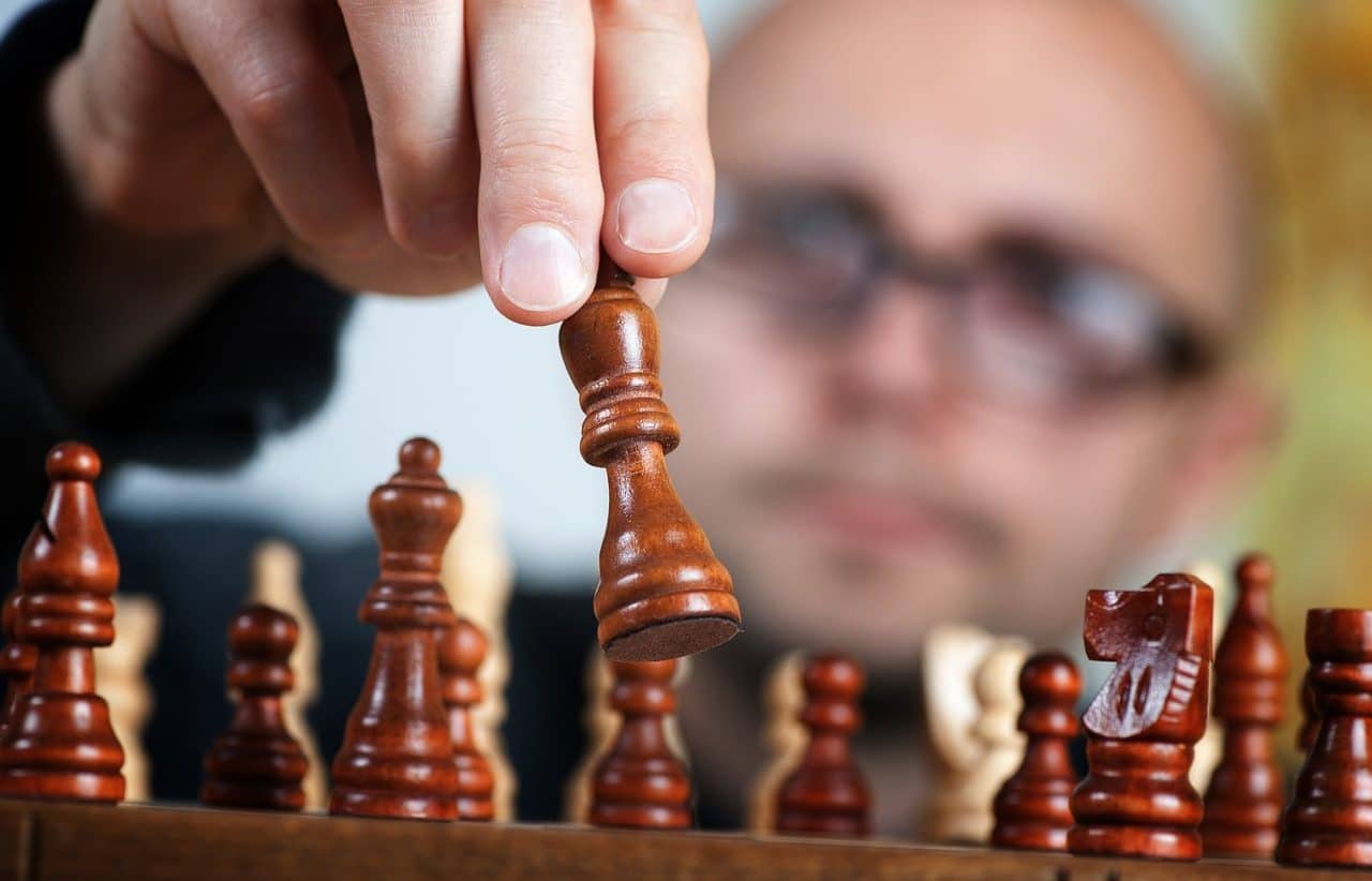 Hombre jugando al ajedrez