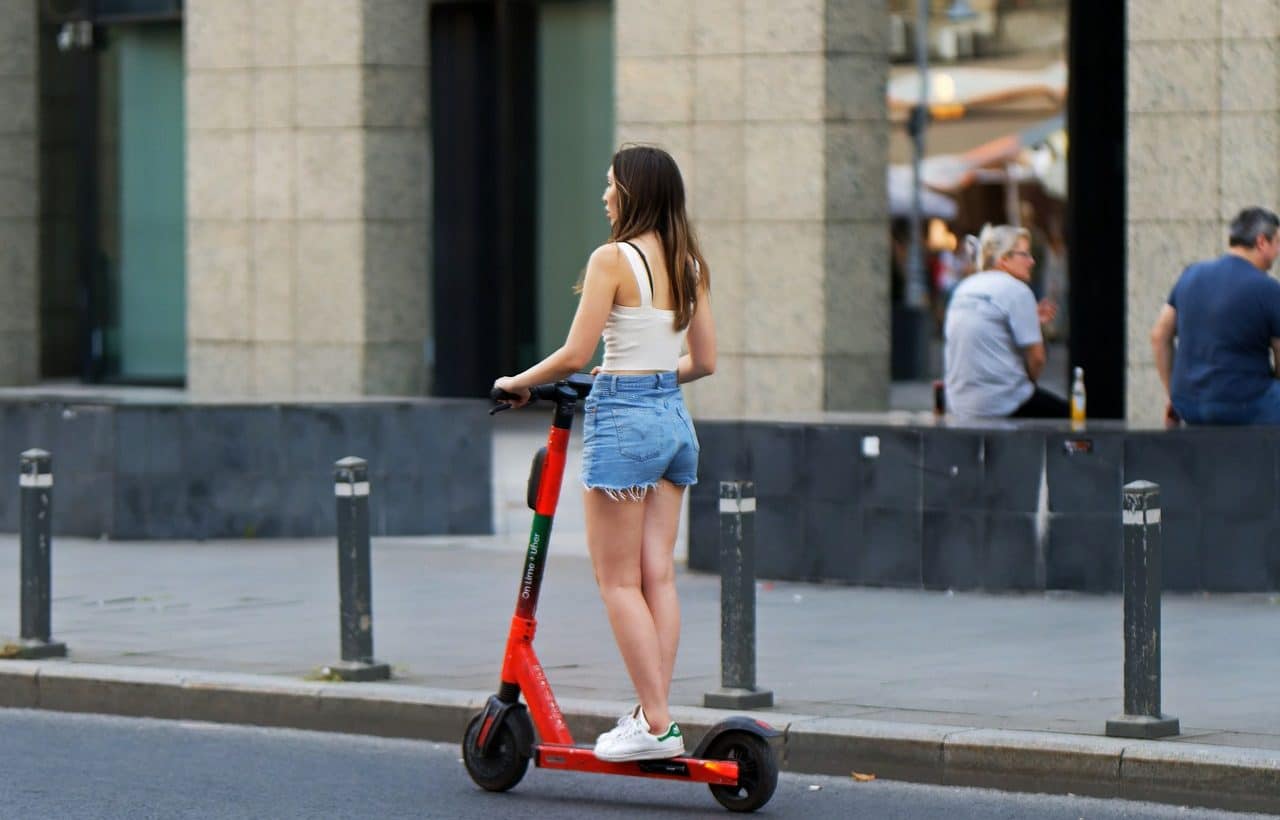 Mujer usando scooter eléctrico