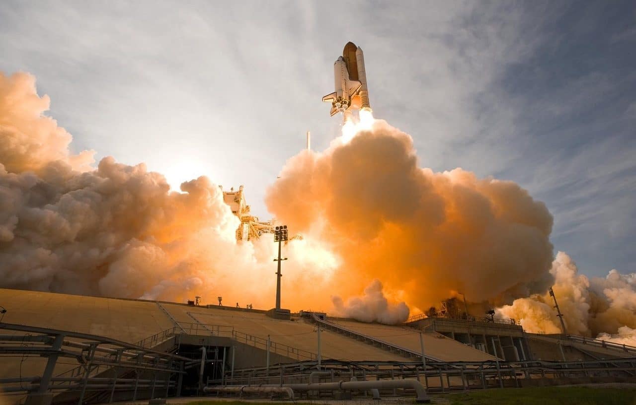 Cohete de la NASA en pleno despegue