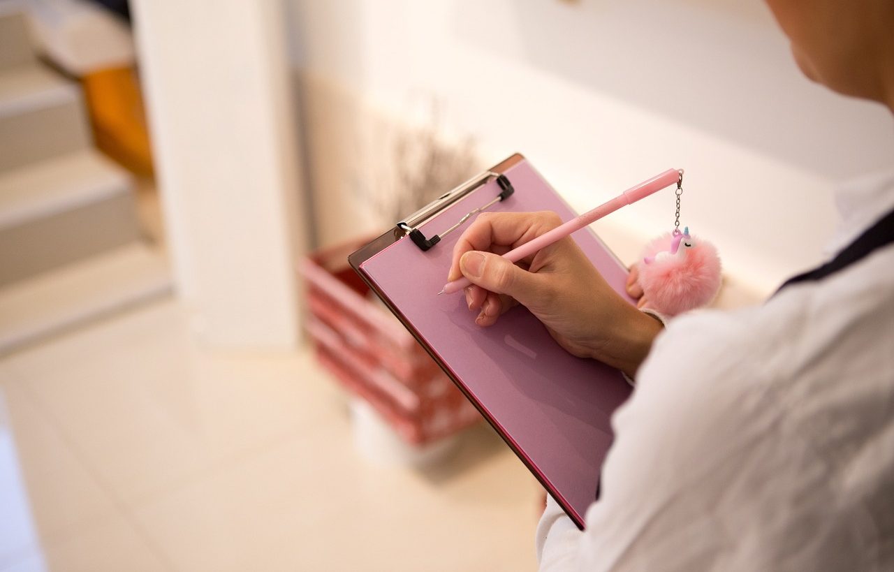 Mujer anotando en su libreta