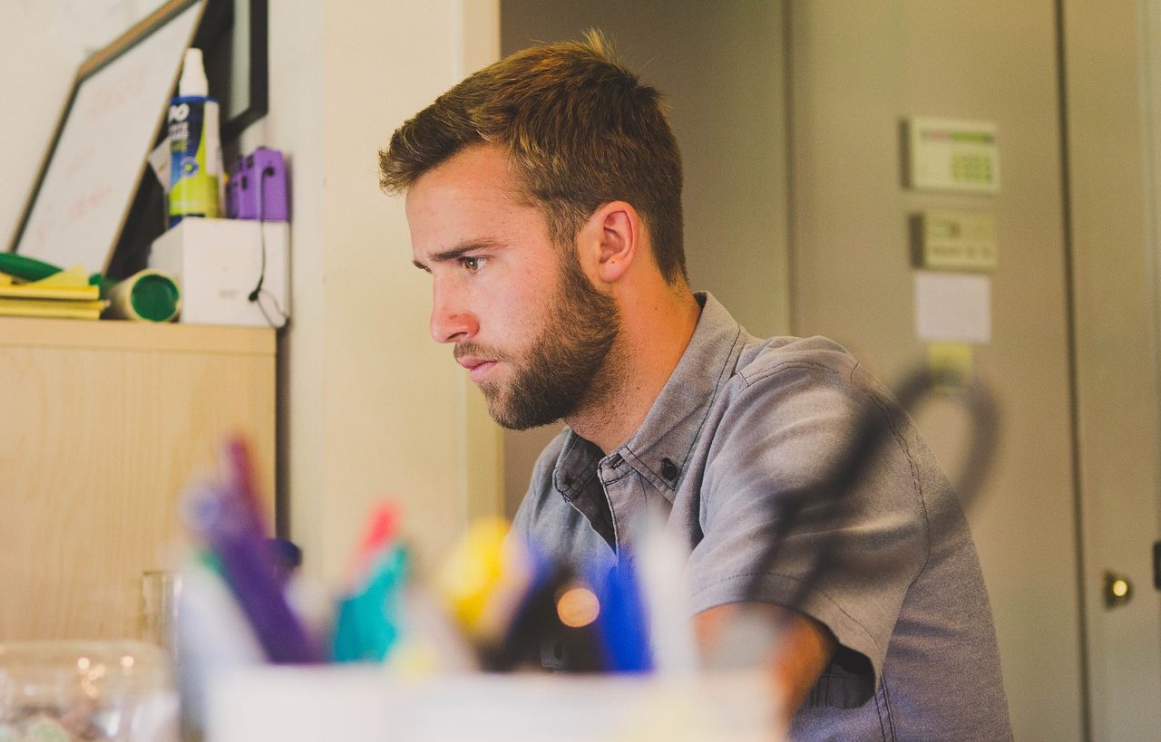 Hombre trabajando en su escritorio