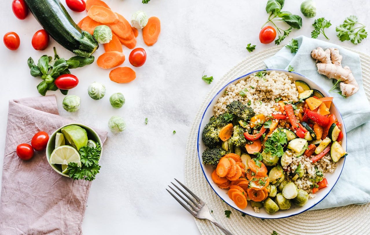 Plato de arroz con verduras diversas