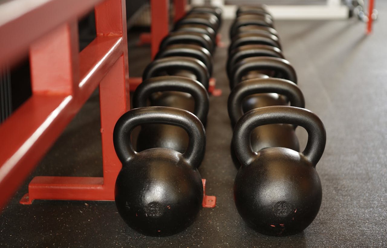 Varias kettlebells ordenadas en el gimnasio