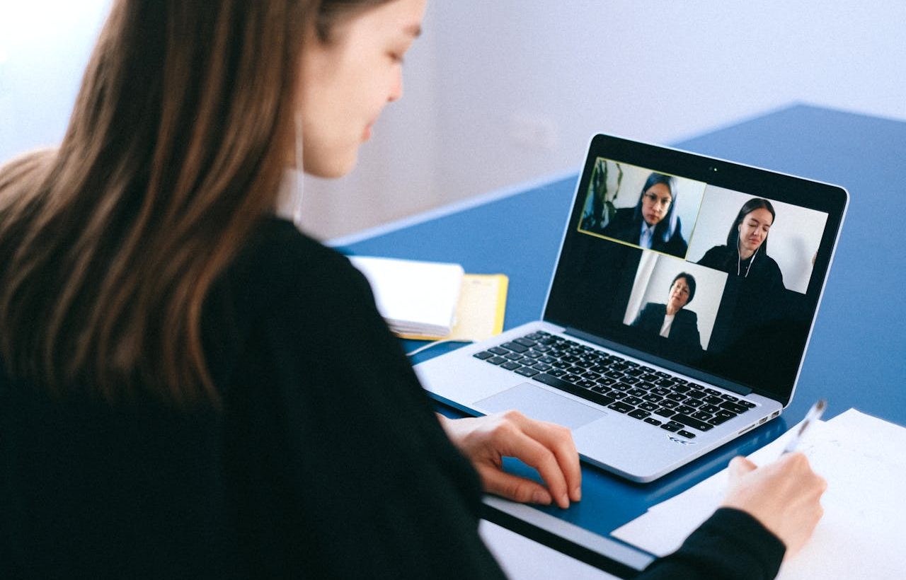 Mujer participando de una videollamada grupal