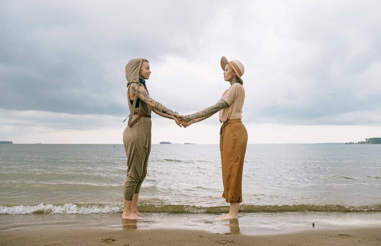 Dos personas no binarias en la playa