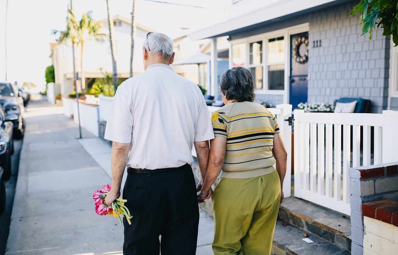 Hombre y mujer ancianos caminando por la calle