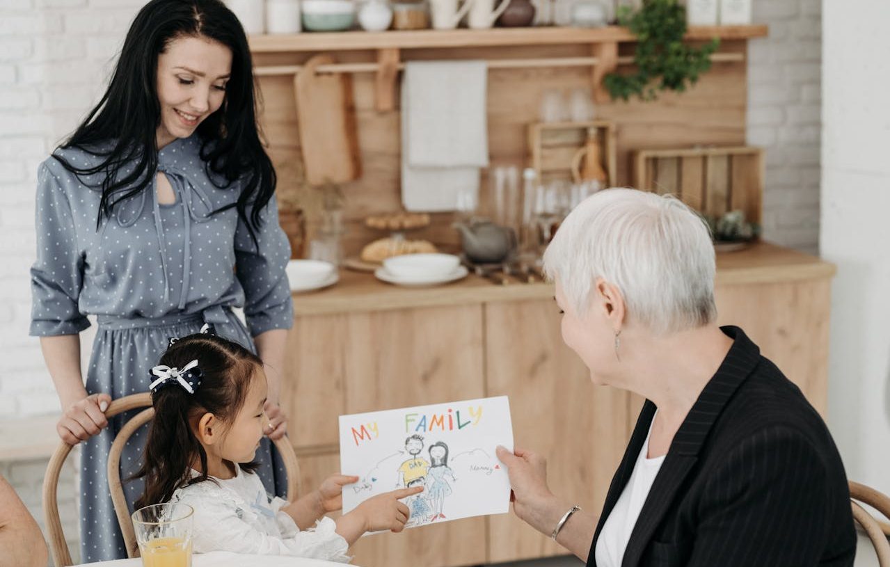 Trabajadora social con niña y su madre