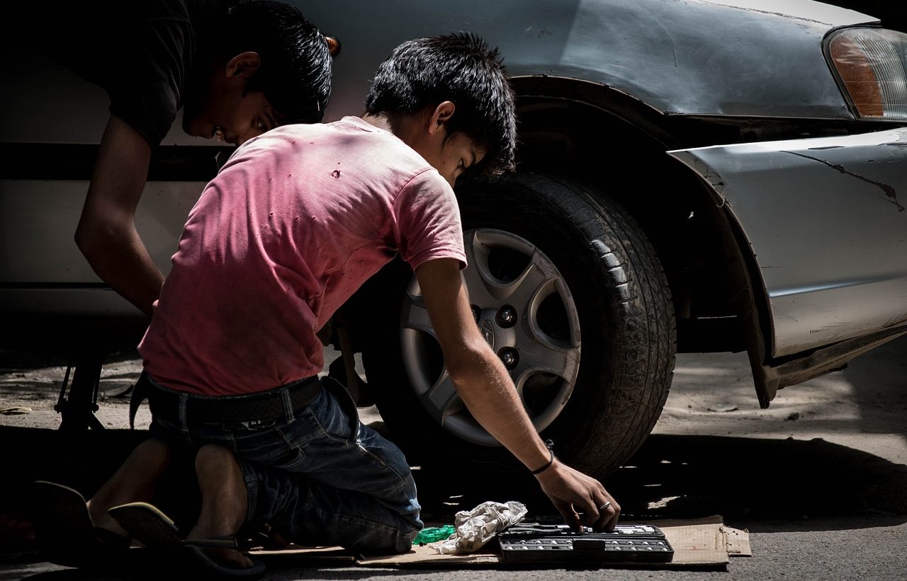 Niño trabajando