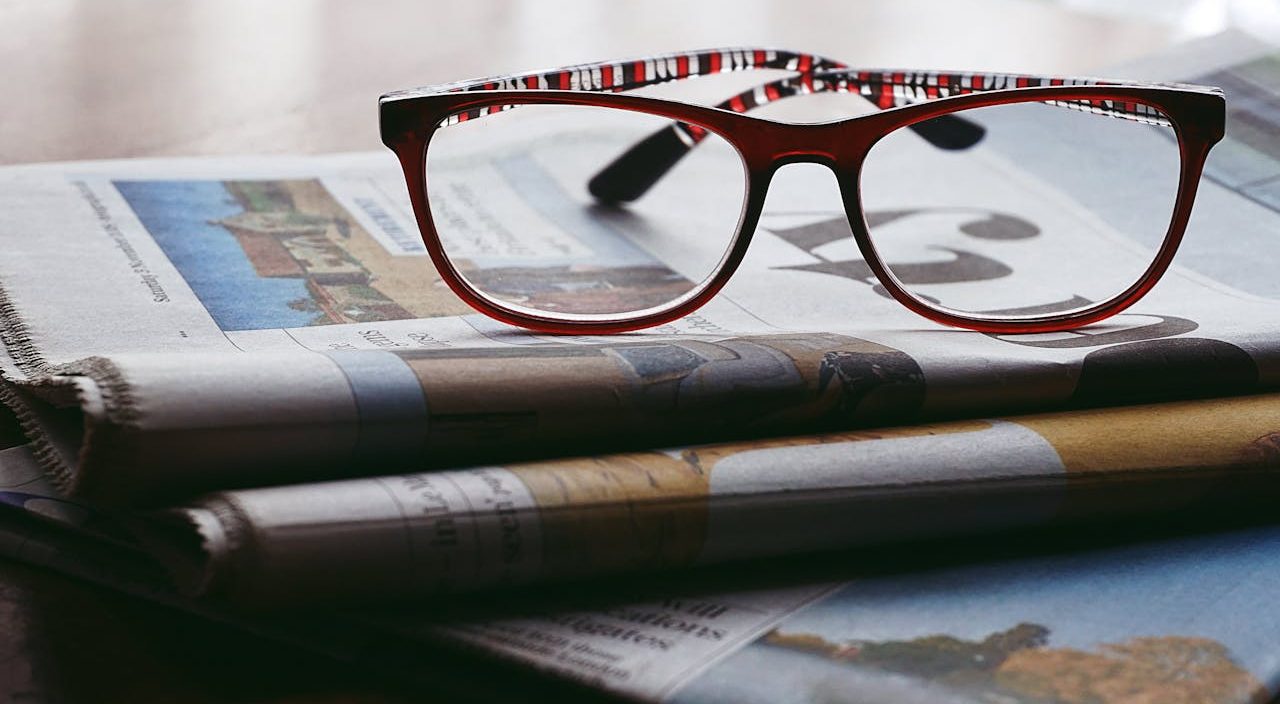 Pila de periódicos con gafas encima