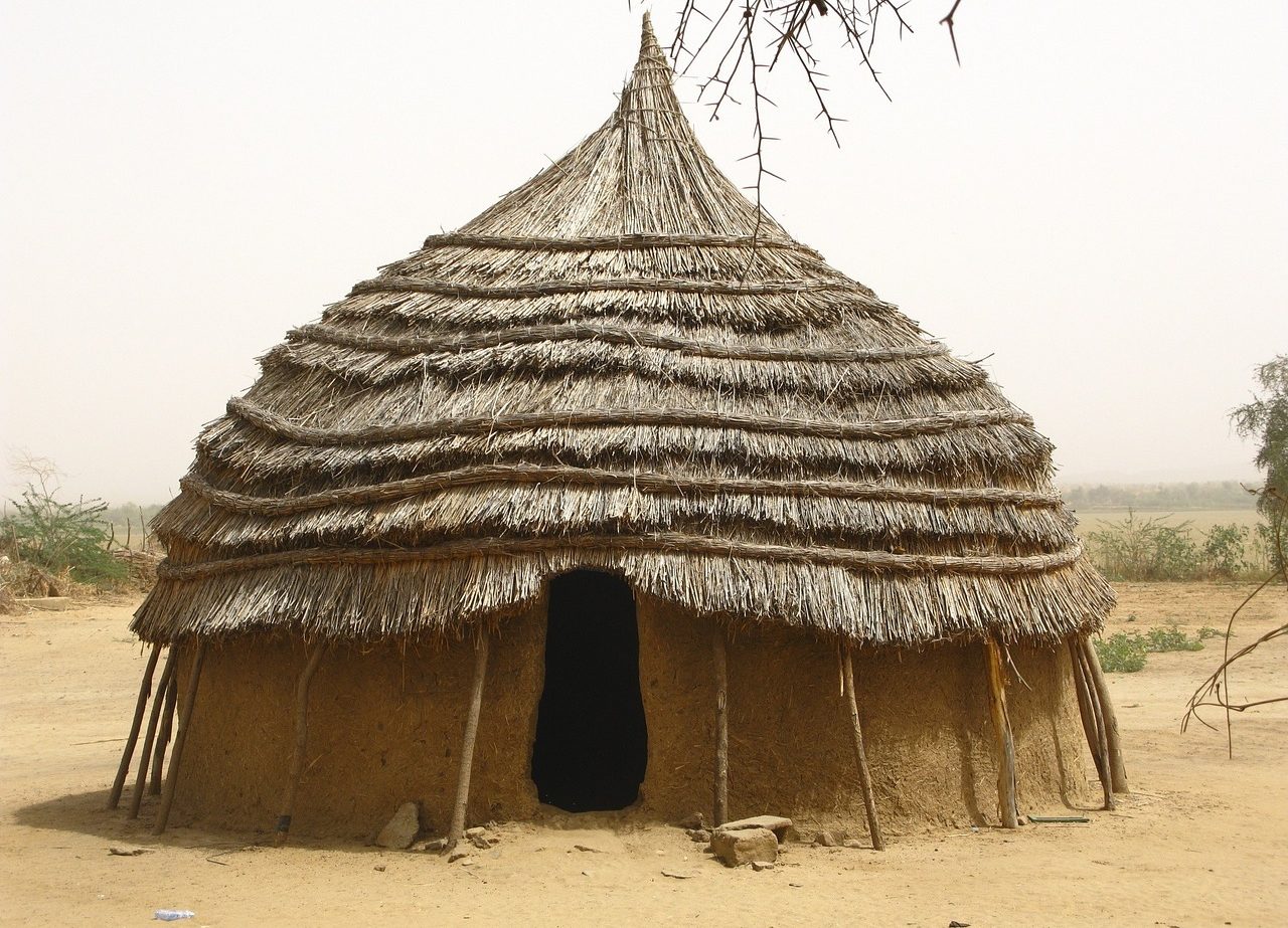 Casa con techo de paja