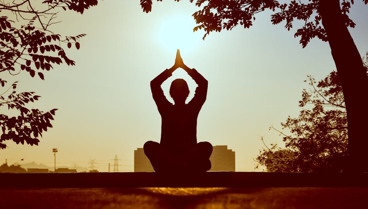 Mujer haciendo meditación en la naturaleza.