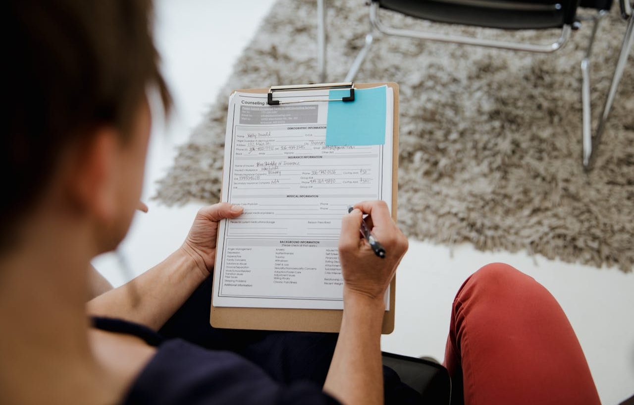 Mujer rellenando un formulario