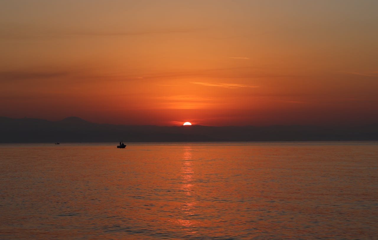 Vista de un lago al atardecer 