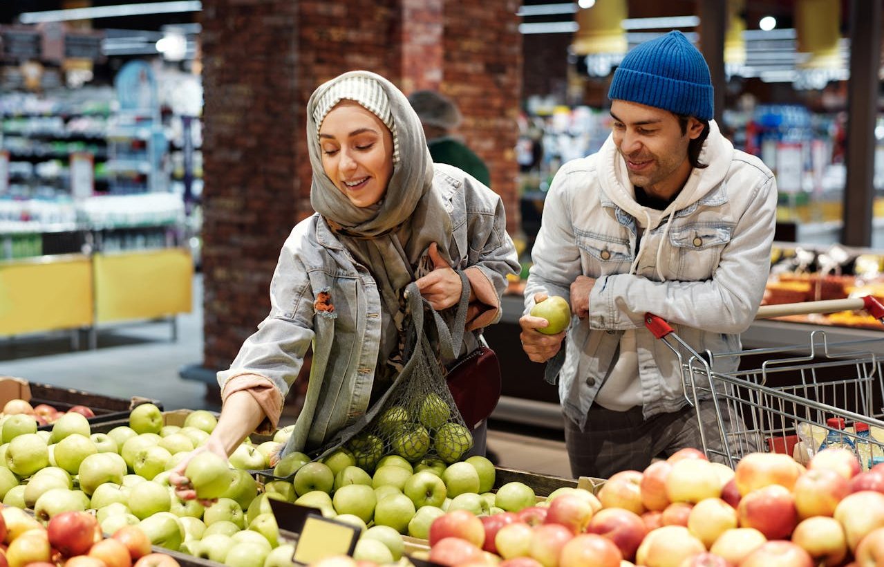 Mujer y hombre comprando fruta en el supermercado