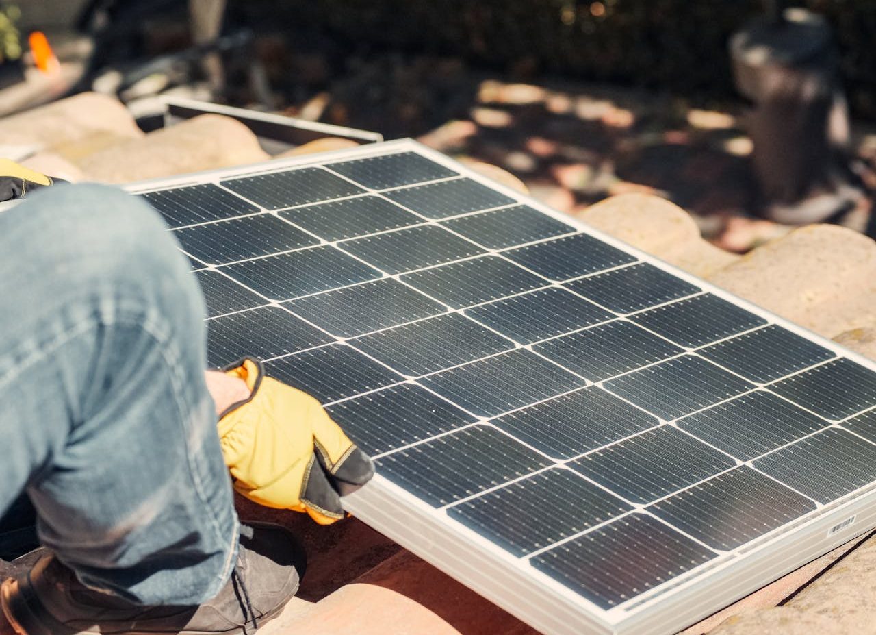 Hombre instalando panel solar