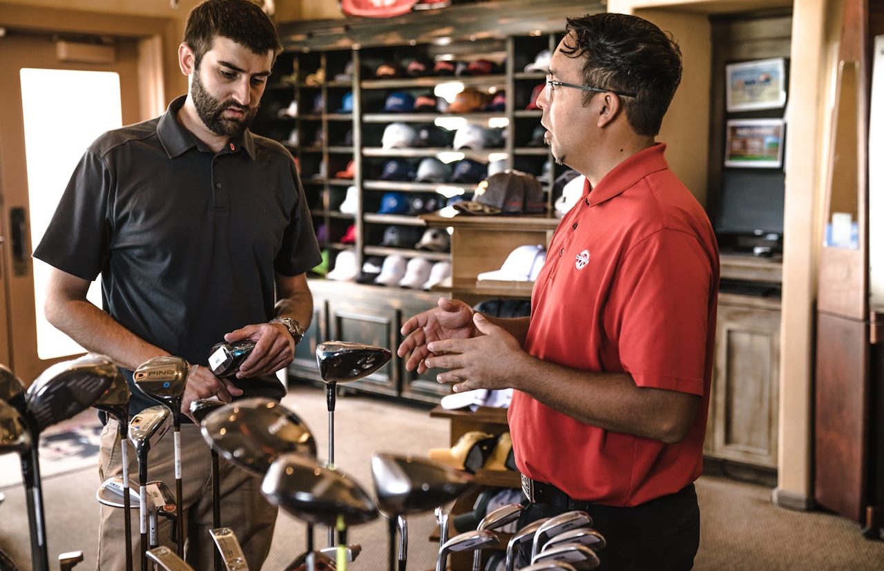 Hombre comprando palos de golf