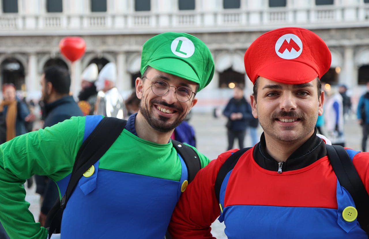 Dos jóvenes disfrazados de Mario y Luigi