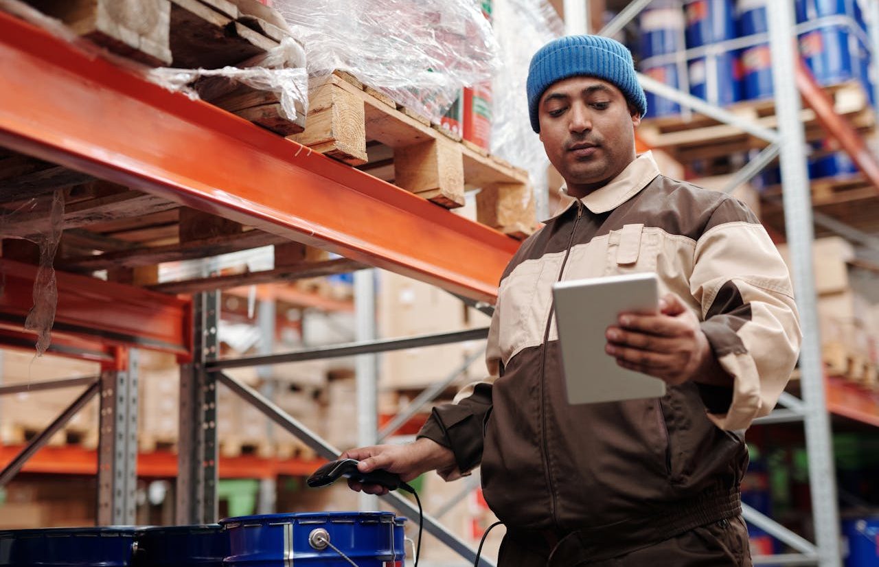 Empleado revisando inventario en almacén