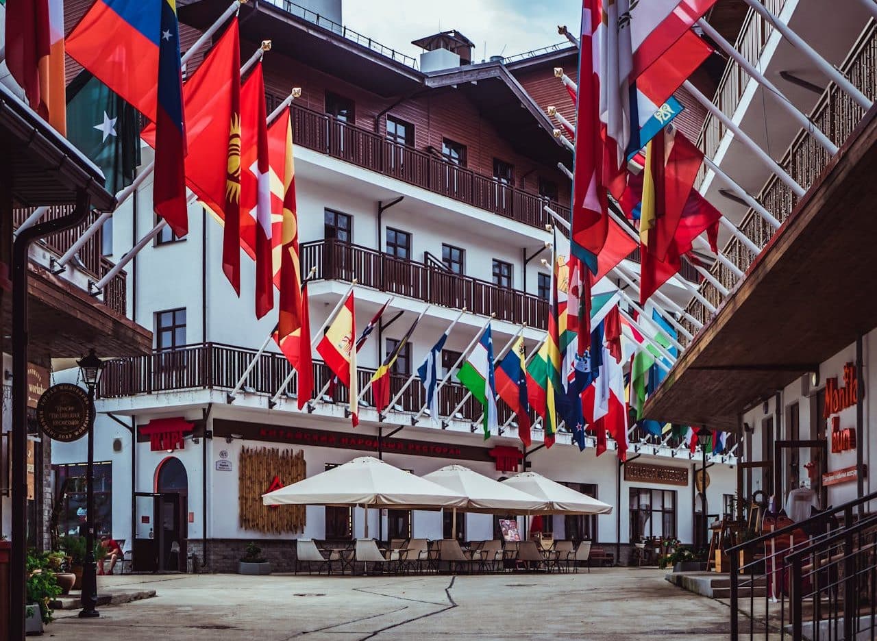 Banderas de diferentes países frente a un edificio