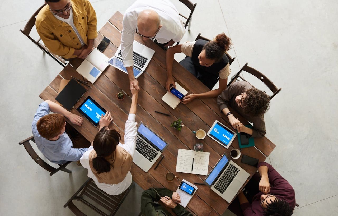 Reunión de trabajo diversa y multicultural