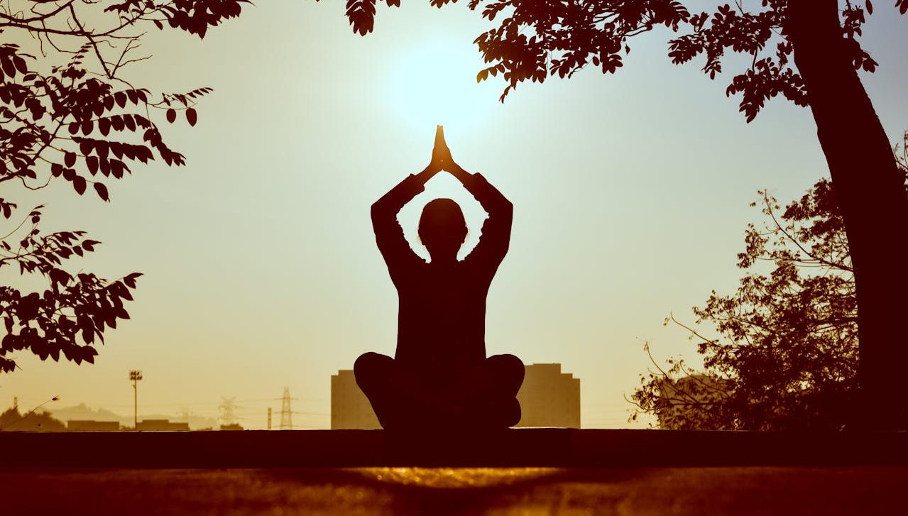 Persona meditando al aire libre