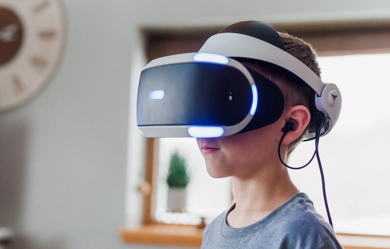 Niña con casco de realidad virtual