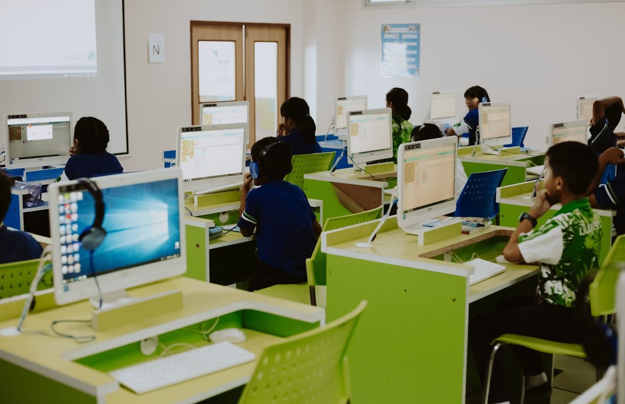 Aula de primaria con un ordenador por estudiante