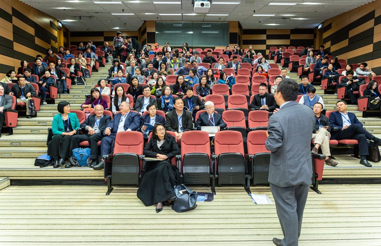 Conferencia en auditorio