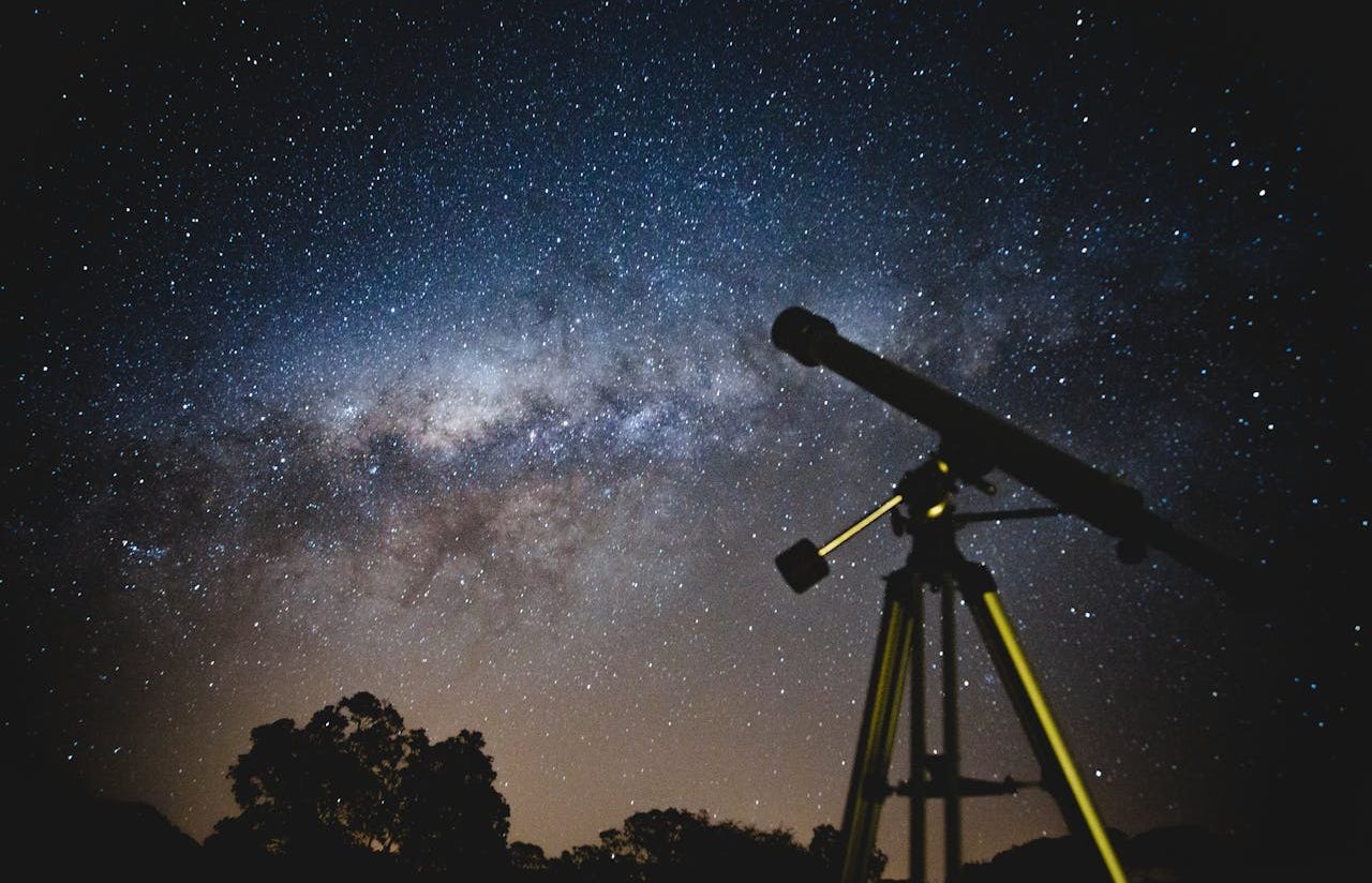 Un telescopio en una noche estrellada