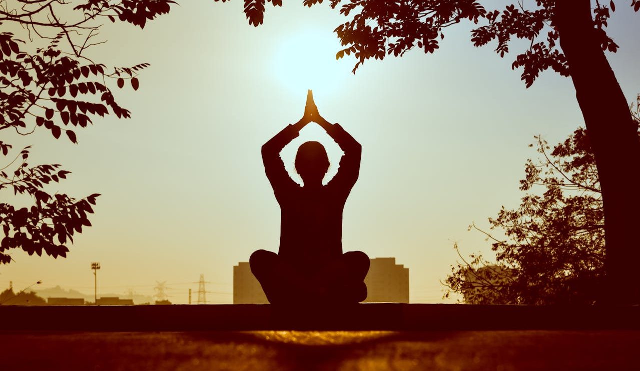 Persona practicando yoga al aire libre