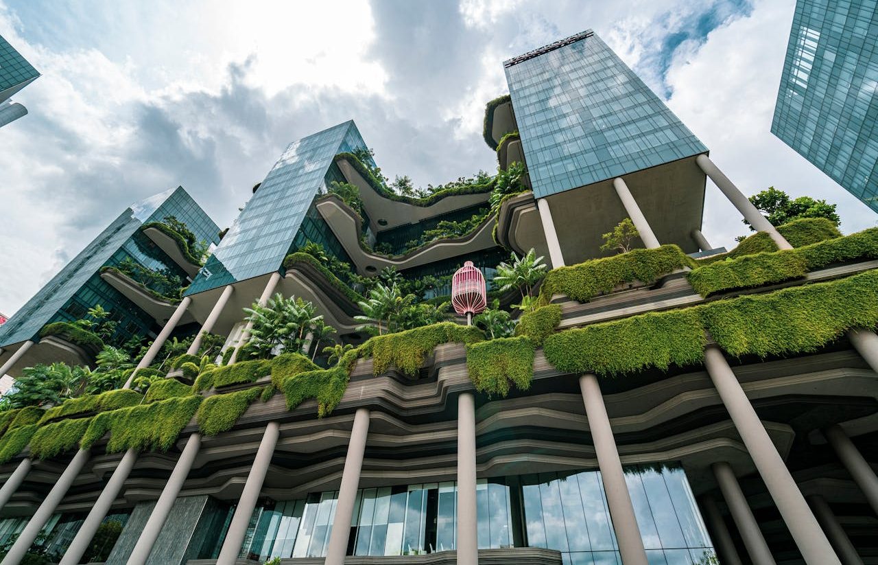 Fachada de edificio con muchas plantas