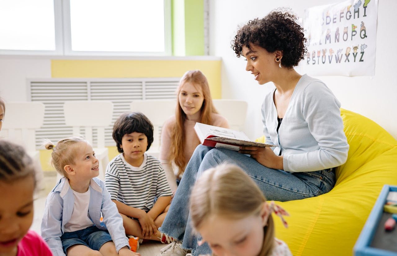 Maestra con sus alumnos