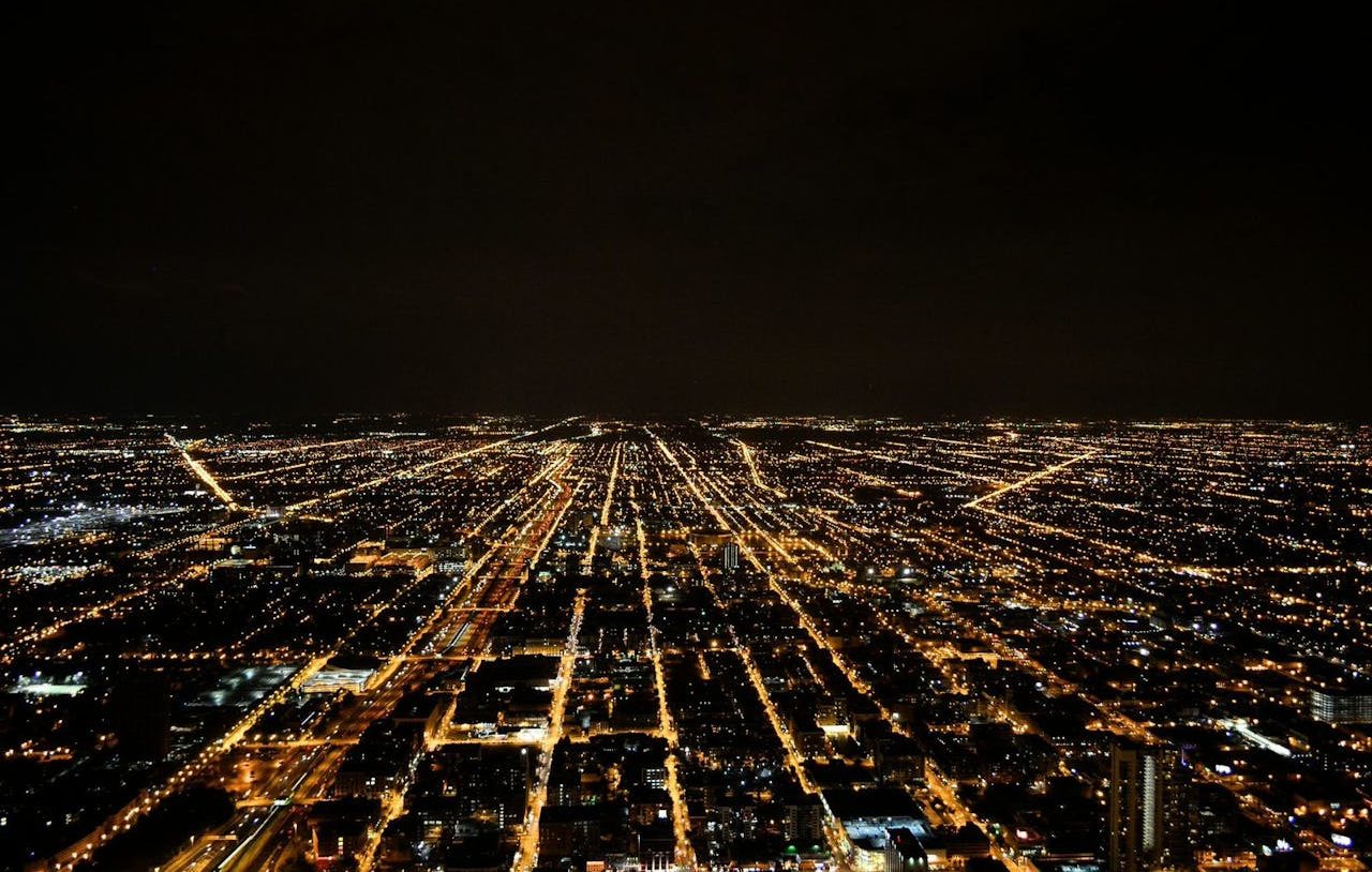 Foto aérea de una ciudad por la noche